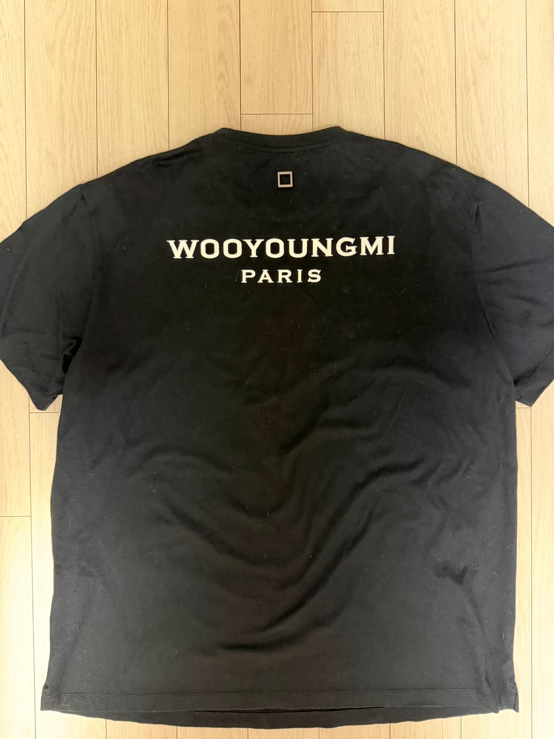 우영미 화이트 백로고 티셔츠 블랙 22FW 상품이미지1