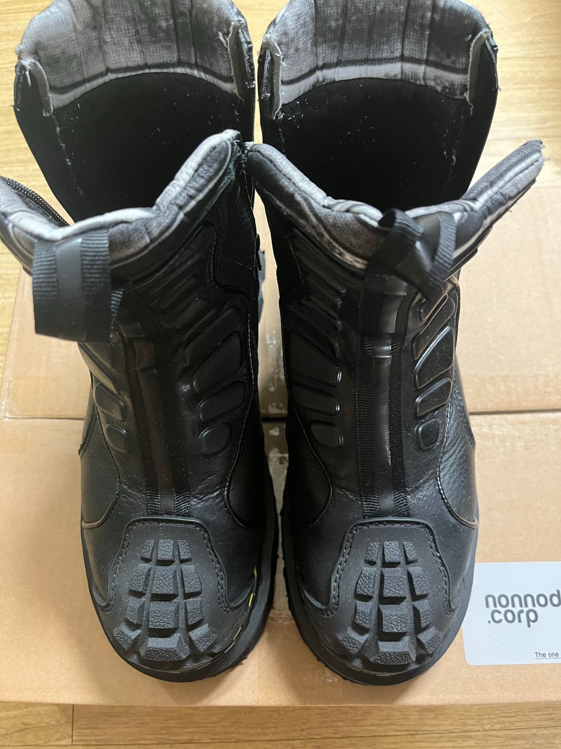 닥터마틴 2976 프로텍트 블랙 부츠 상품이미지2