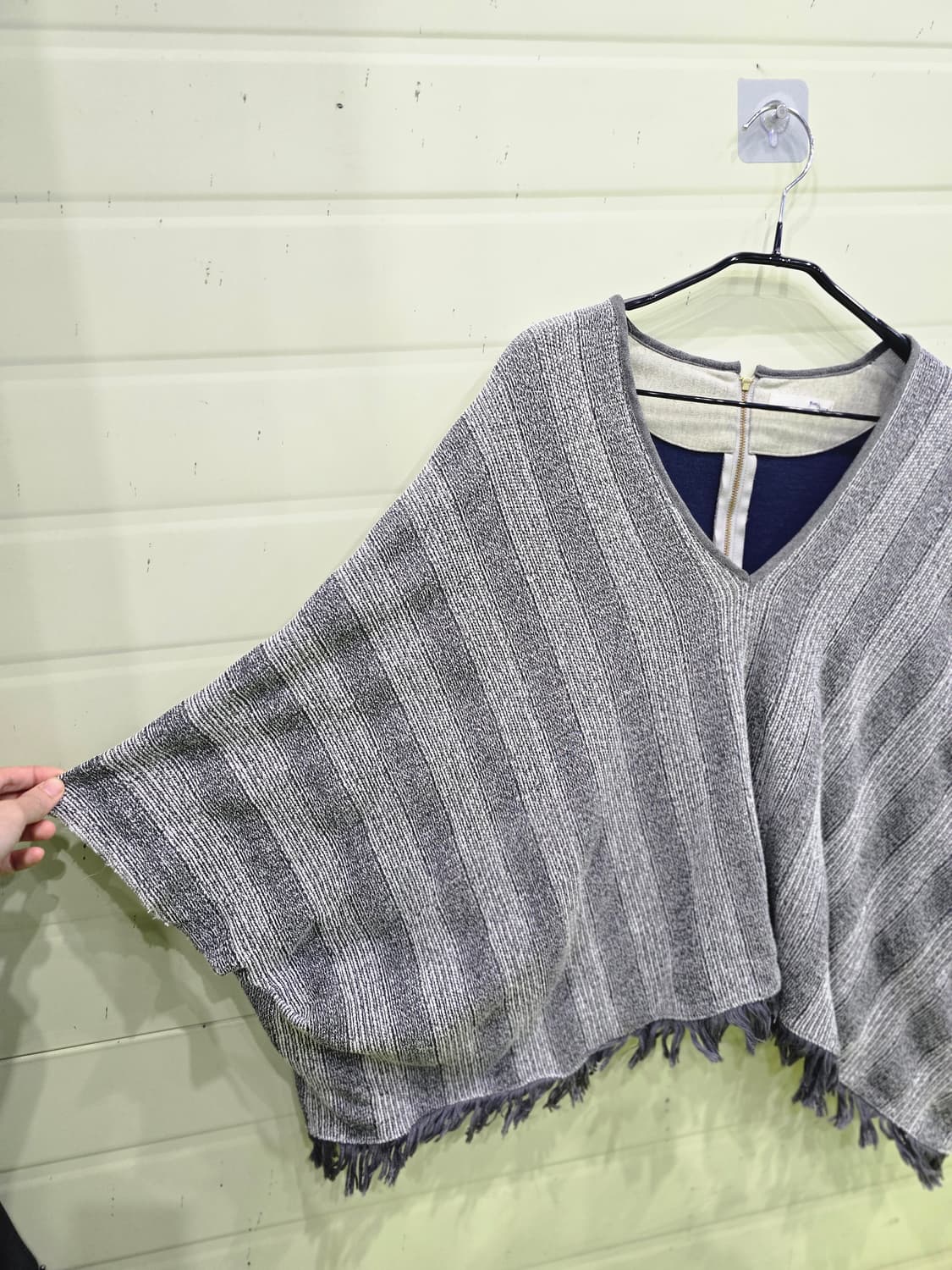 V넥 스트라이프 프린지 니트 폰초 상품이미지2