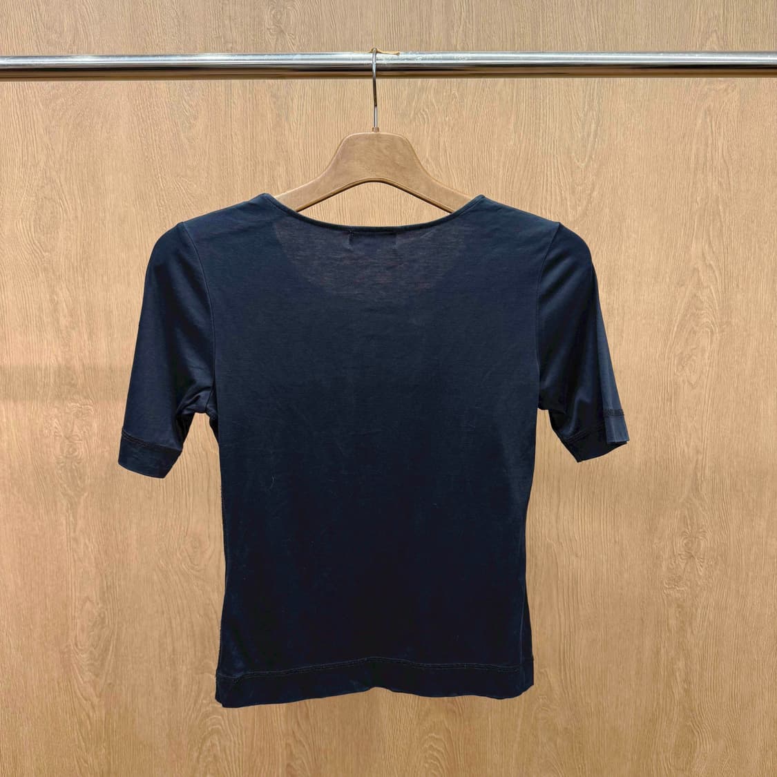 꾸레쥬 반팔 티셔츠 멀티컬러 로고 자수 디테일 슬림핏 블랙 상품이미지3