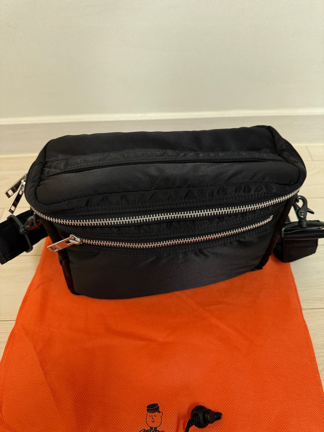 강민경 포터 탱커 카메라 백 블랙 상품이미지5