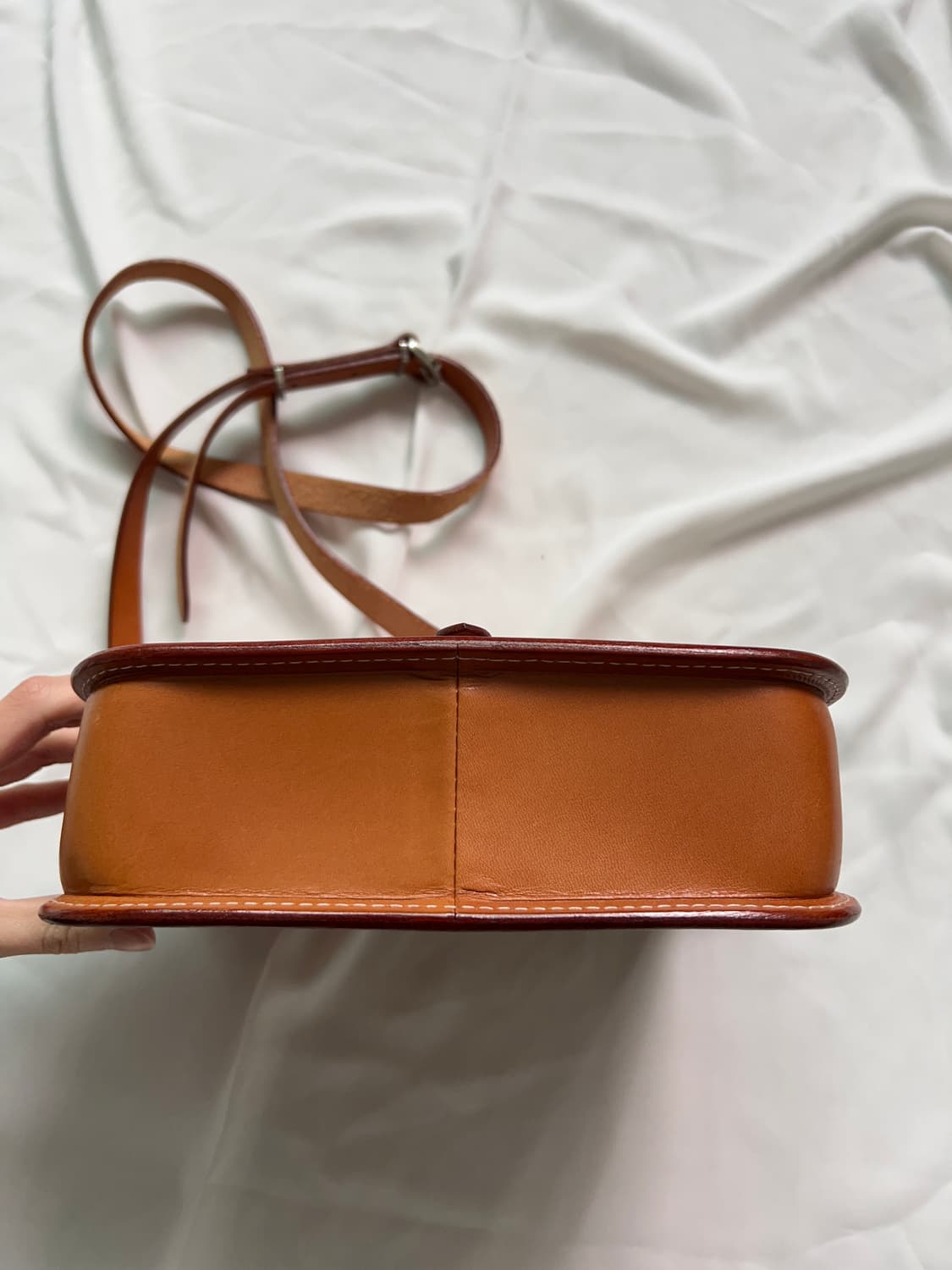 Courreges 꾸레쥬 가죽 크로스백 카라멜 상품이미지7