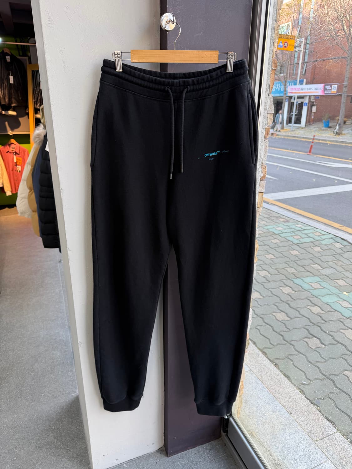 L/ 오프화이트 19FW 그라디언트 애로우 기모 스웻팬츠 상품이미지2