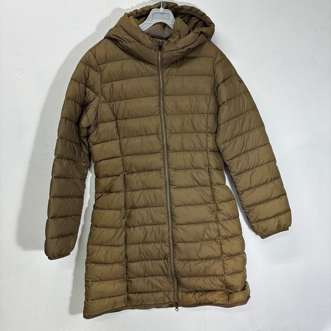 우먼M 마모트 라이트카키 라인핏 덕다운 투웨이 후드 경량롱패딩 상품이미지1