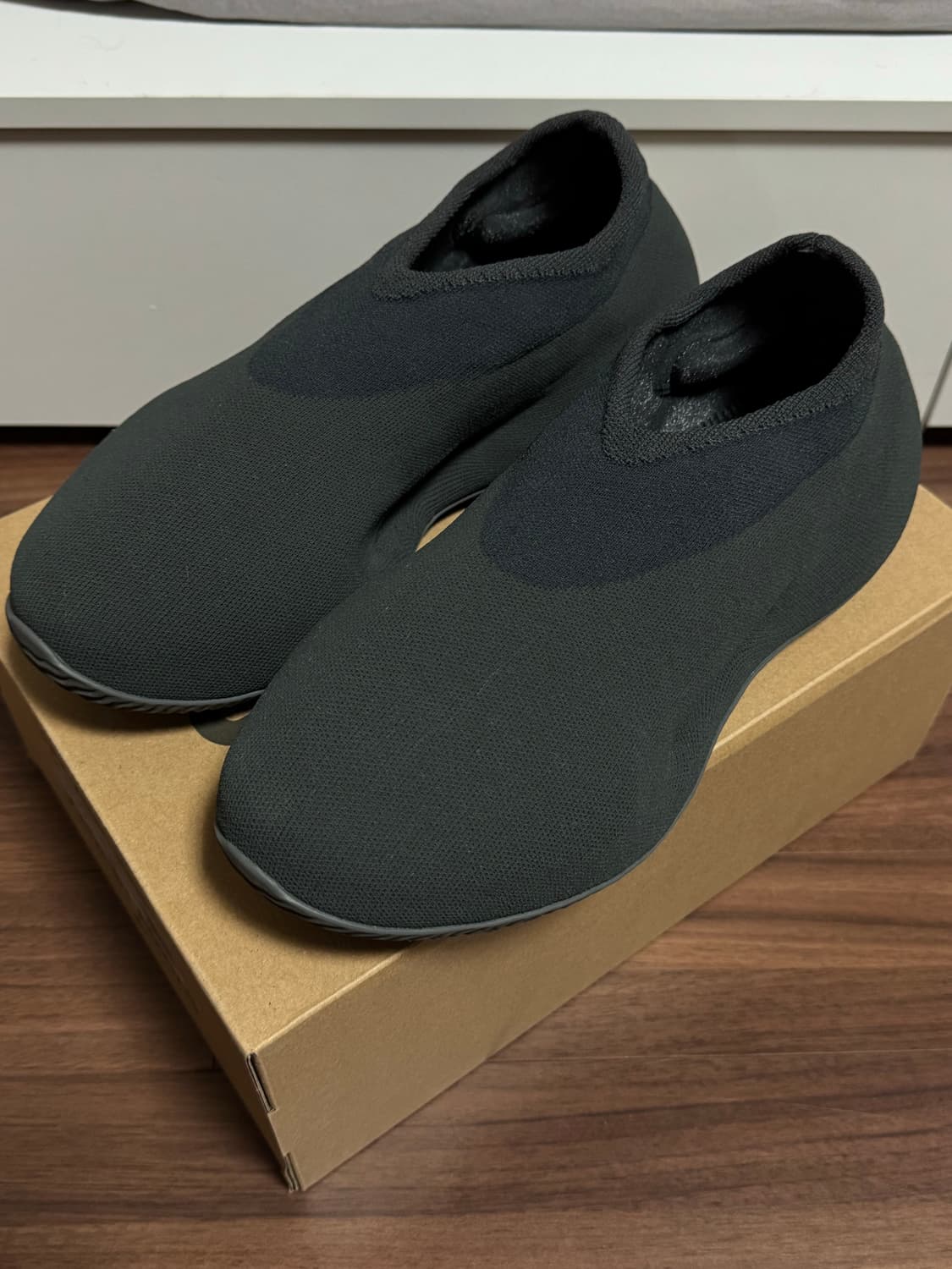 US9.5 이지 니트러너 스톤 오닉스 상품이미지2