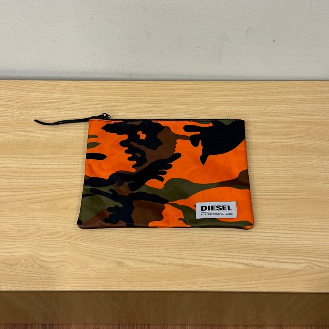 디젤 오렌지 카모 플라쥬 파우치 화이트 로고 패치 지퍼 클로징 디테일 상품이미지1