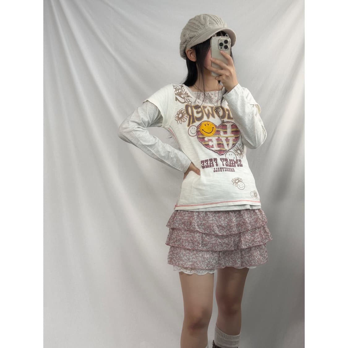 하트 패치 스티치 디테일 와이드 넥 티 상품이미지1