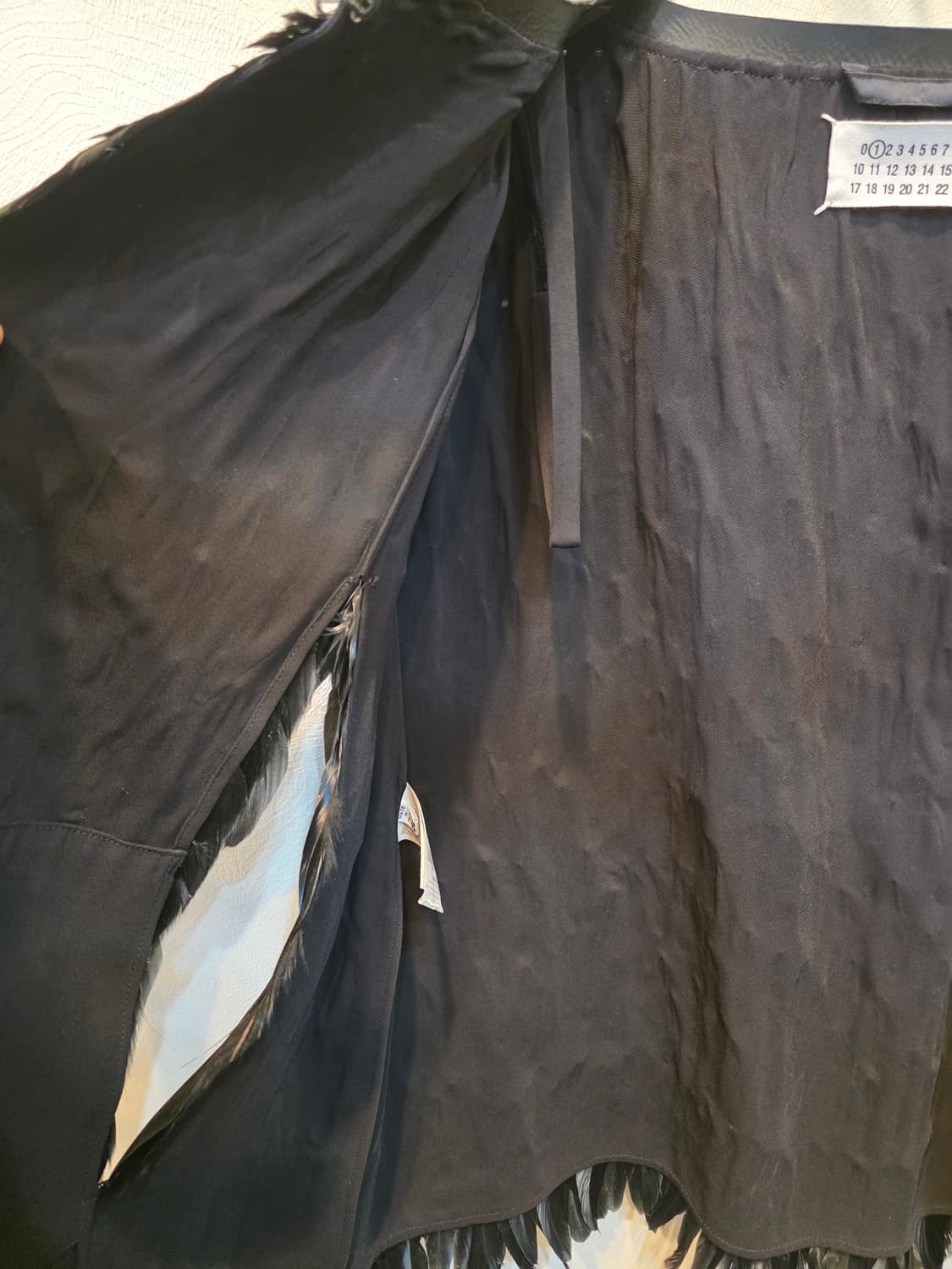 마르지엘라 블랙 깃털 장식  케이프가디건 상품이미지7