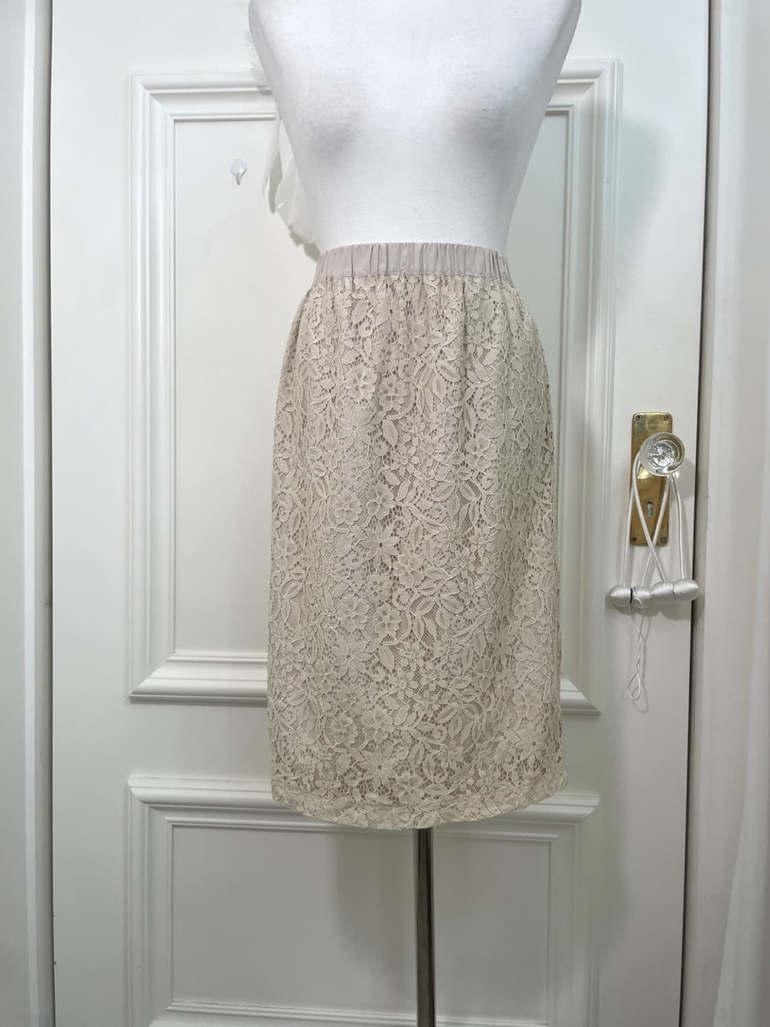 beige lace banding midi skirt(size-38) 상품이미지5