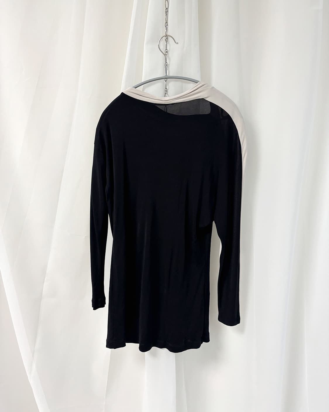 비대칭 암 배색 베이지 디자인 루즈핏 탑 상품이미지5