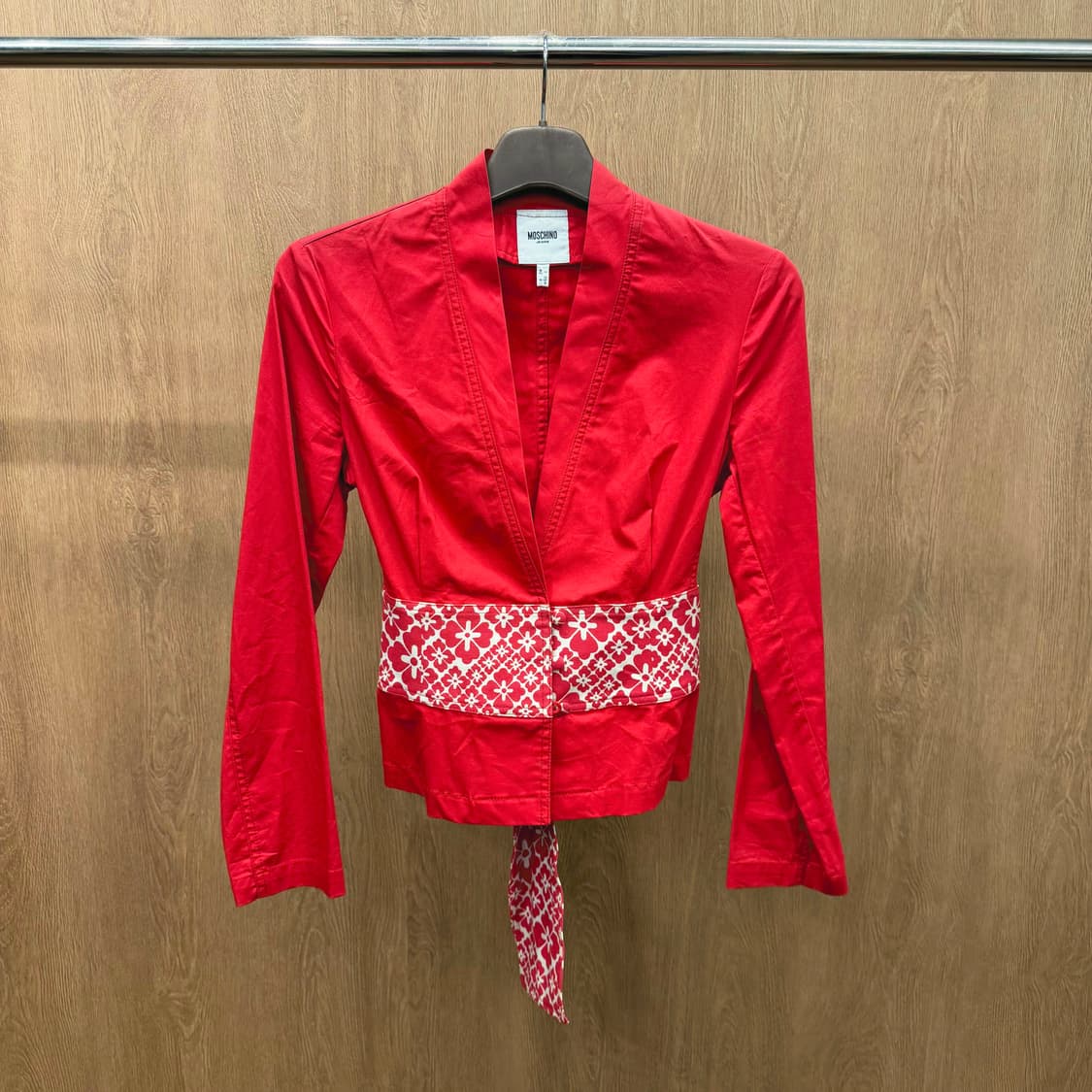 모스키노 진스 딥 브이넥 자켓 허리 플로럴 패턴 배색 타이 디테일 레드 상품이미지2