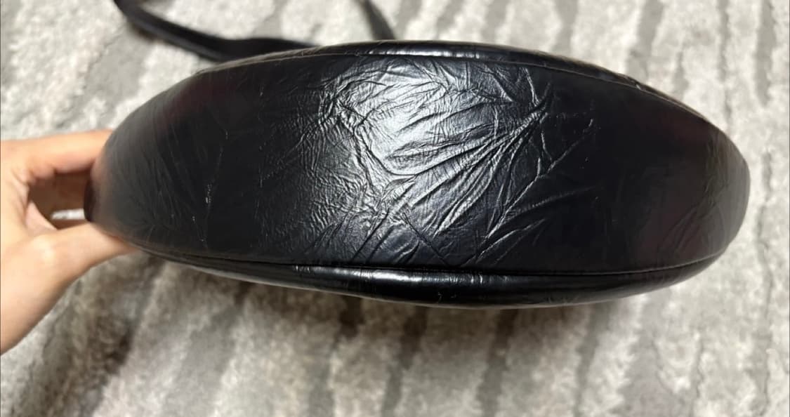 [JW PEI] Tessa 크러쉬드 숄더백 - 블랙 팝니다 상품이미지5