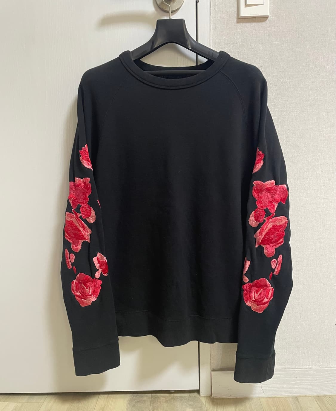 아워레가시 로즈 엠브로이더드 맨투맨 스웨트셔츠 장미 하정우 착용 상품이미지4