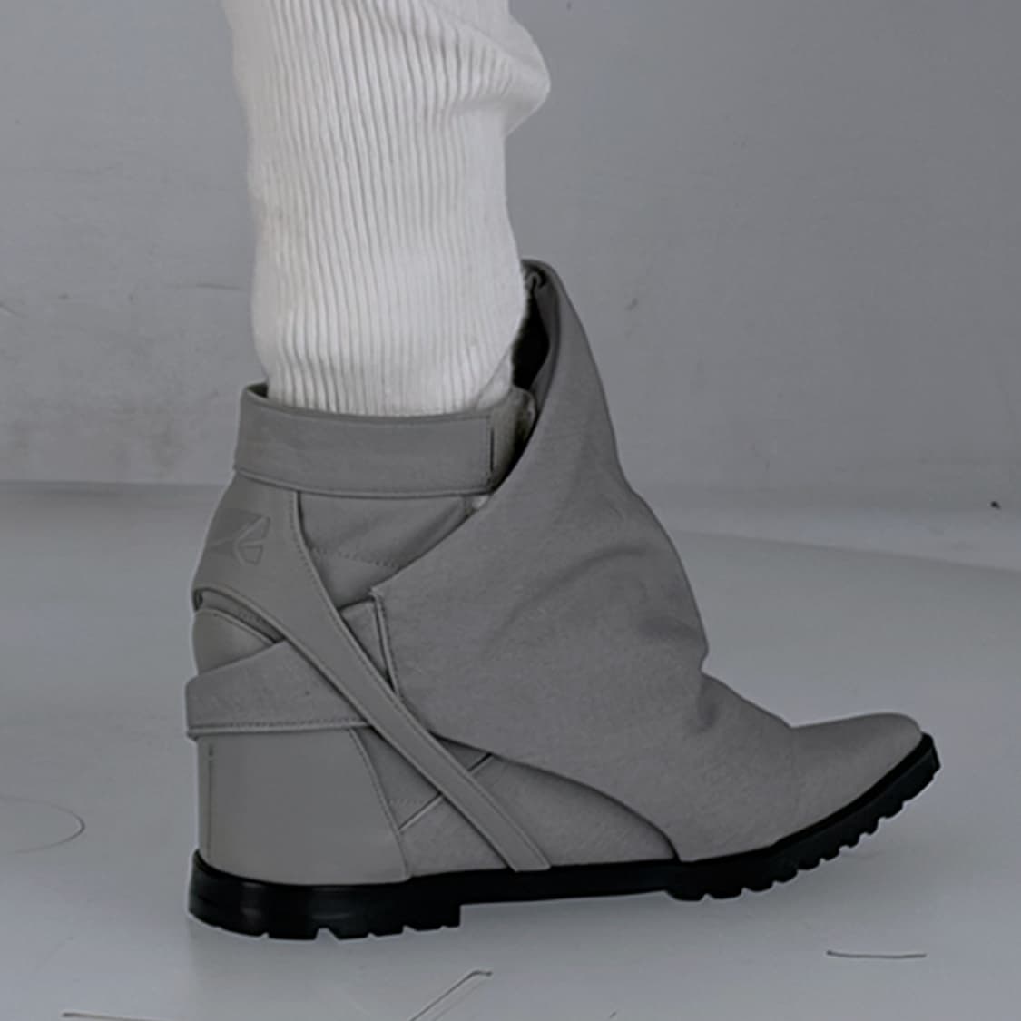 (260) 25AW 패디드-커버드 웻지 힐 01 / 애쉬 그레이 상품이미지1