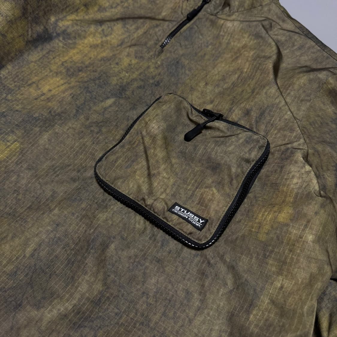 스투시(STUSSY) 카키컬러 리사이클 폴리 카모쿼터 집업 풀오버 자켓 상품이미지4