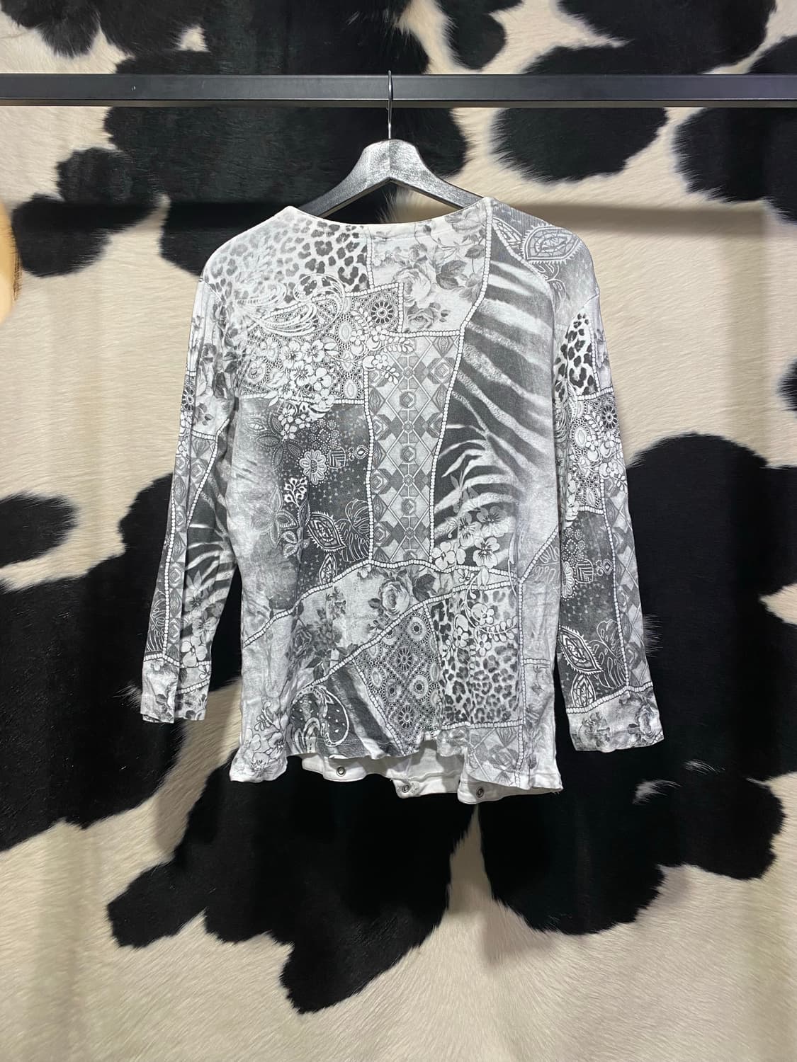 Impulse 오리엔탈 리벳 디테일 브이넥 롱슬리브 상품이미지6