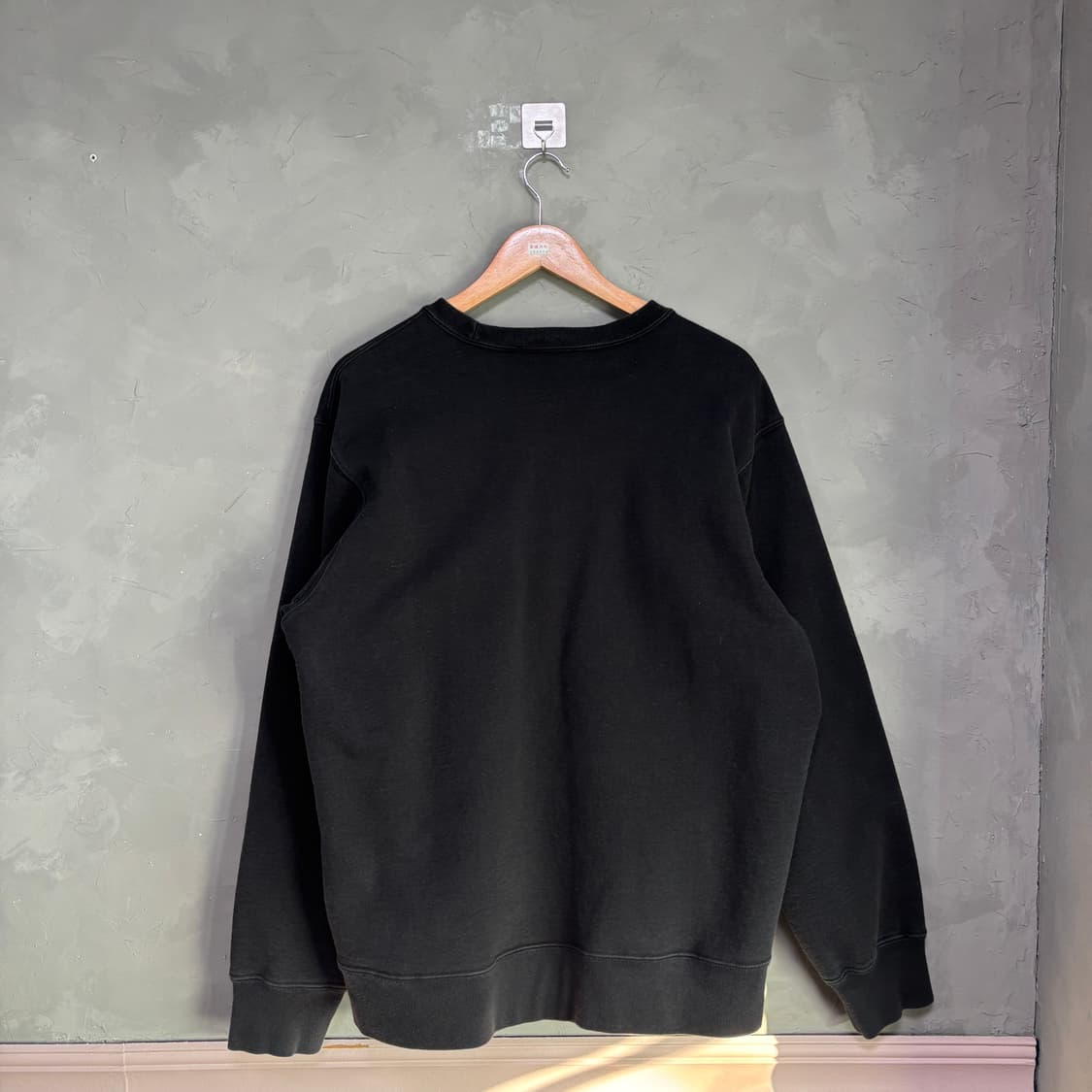 슈프림 18FW 월드 페이머스 맨투맨 블랙 상품이미지5