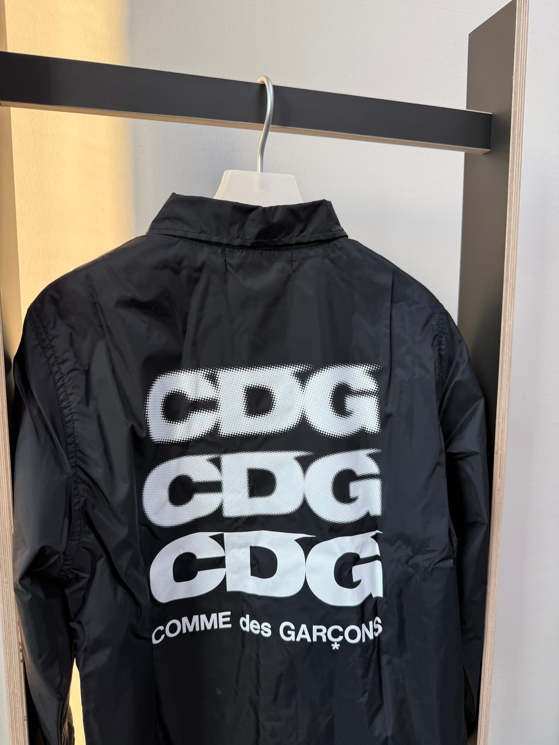 꼼데가르송 CDG 백 로고 시그니처 코치 자켓 블랙 상품이미지2