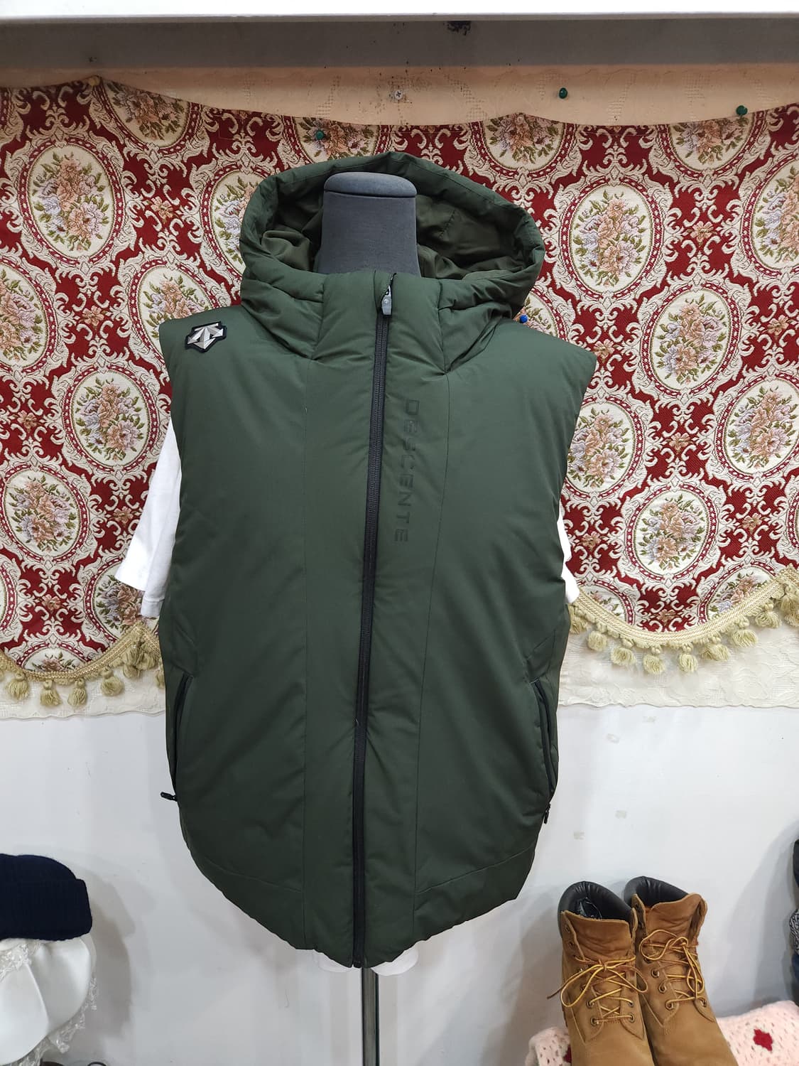 데상트 후디 캐논 오리털 패딩조끼

 상품이미지1