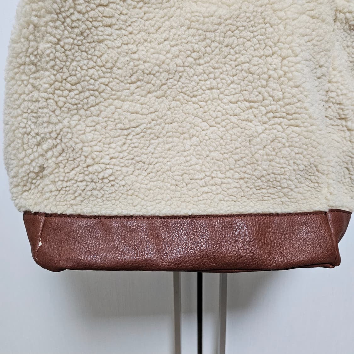 써스데이아일랜드 양털 숄더백  모리걸 가방 희귀 상품이미지4