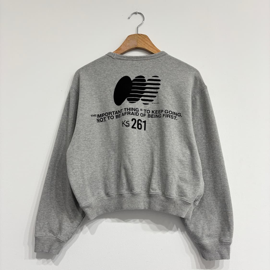 [새상품] 네이더스 런너 크롭 맨투맨 상품이미지1