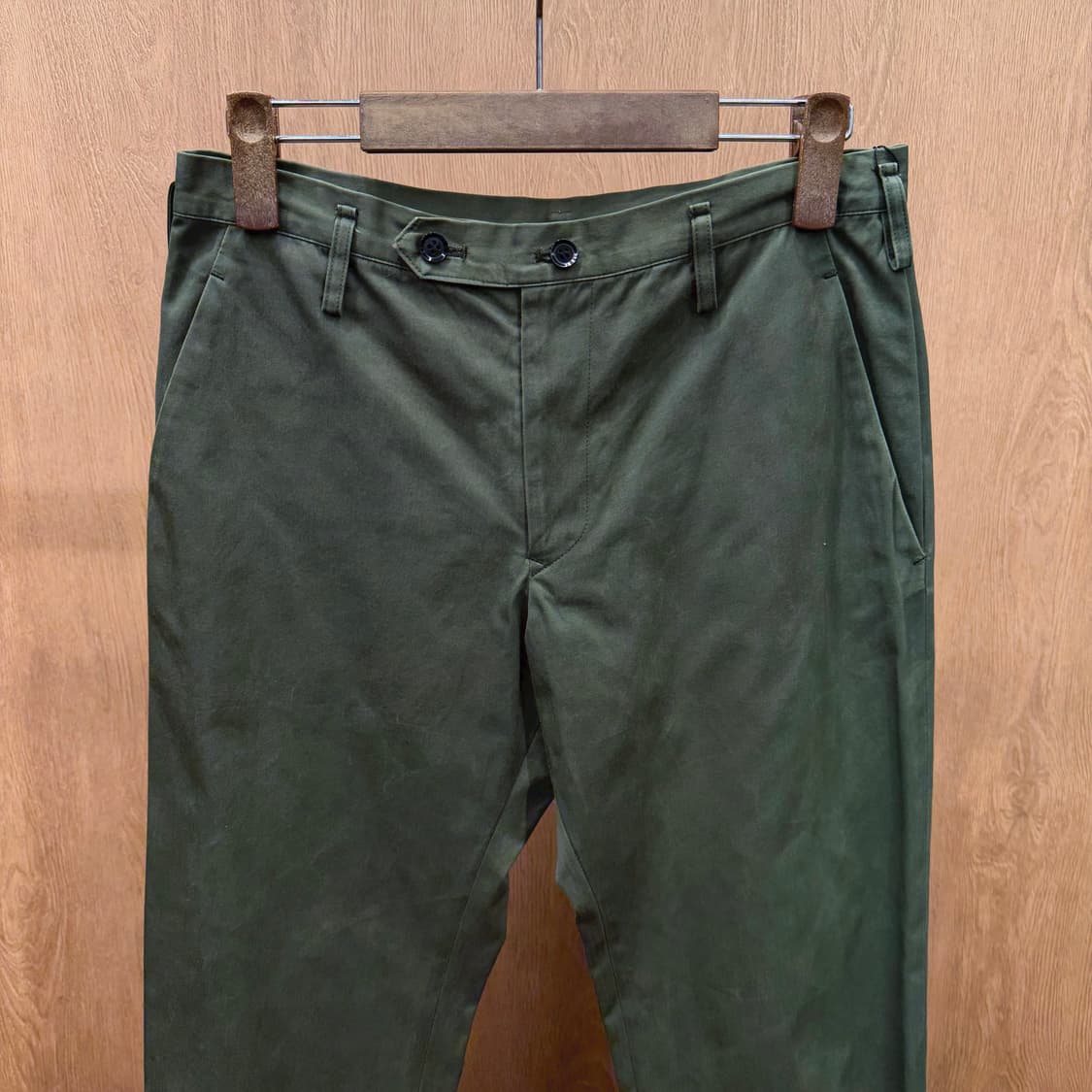 요지 야마모토 치노 팬츠 더블 버튼 클로징 사선 포켓 디테일 카키 상품이미지4