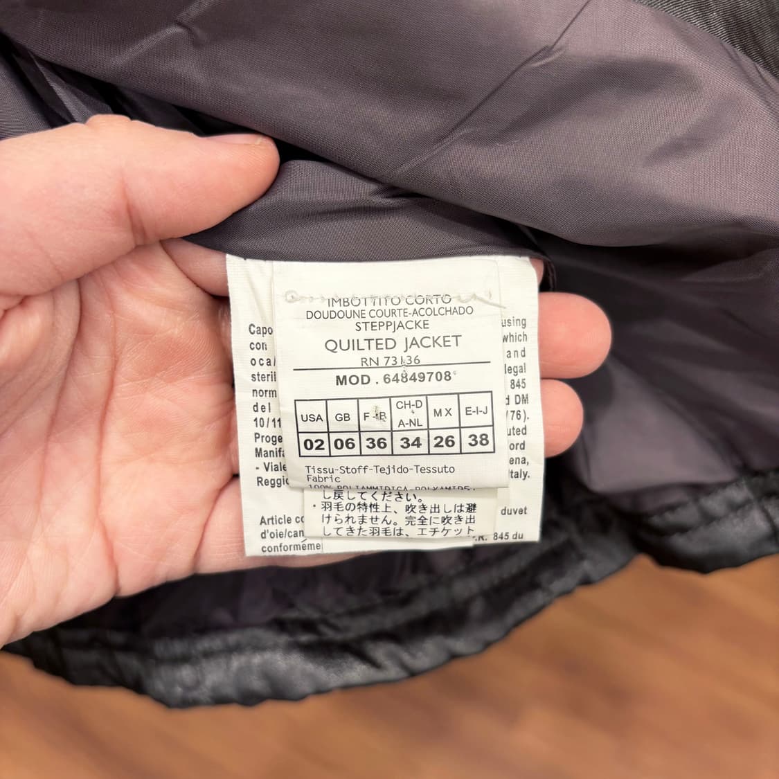 막스앤코 슬림핏 숏 퀄팅 패딩 자켓 넥 라인 블랙 퍼 트리밍 디테일 차콜 상품이미지7