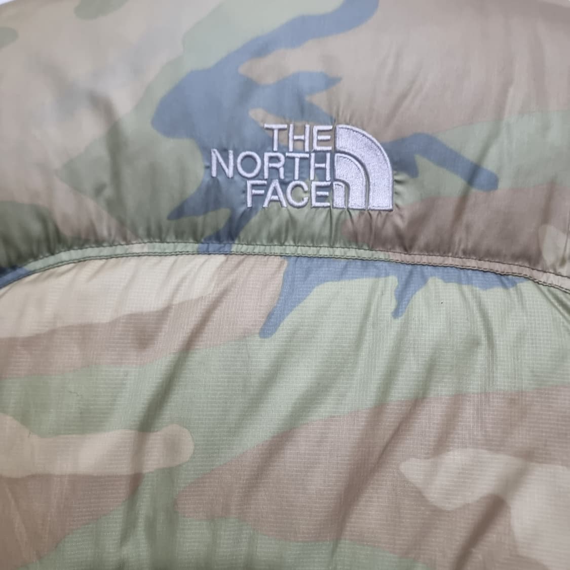 노스페이스 700 필파워 카모 패턴 패딩 조끼 상품이미지5