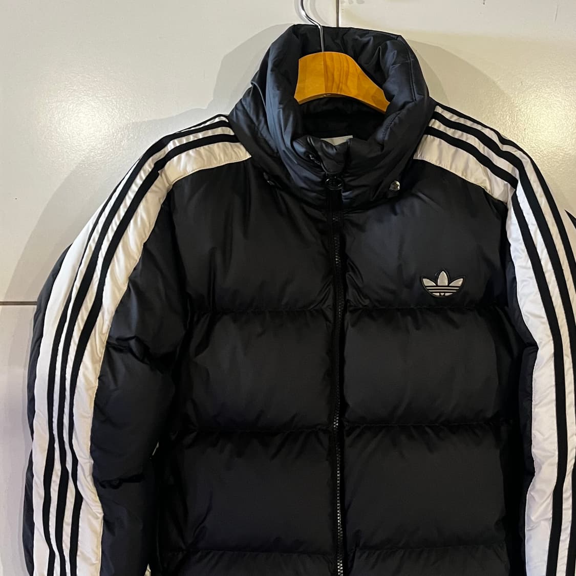아디다스 블록다운 흰검 삼선 패딩 상품이미지2