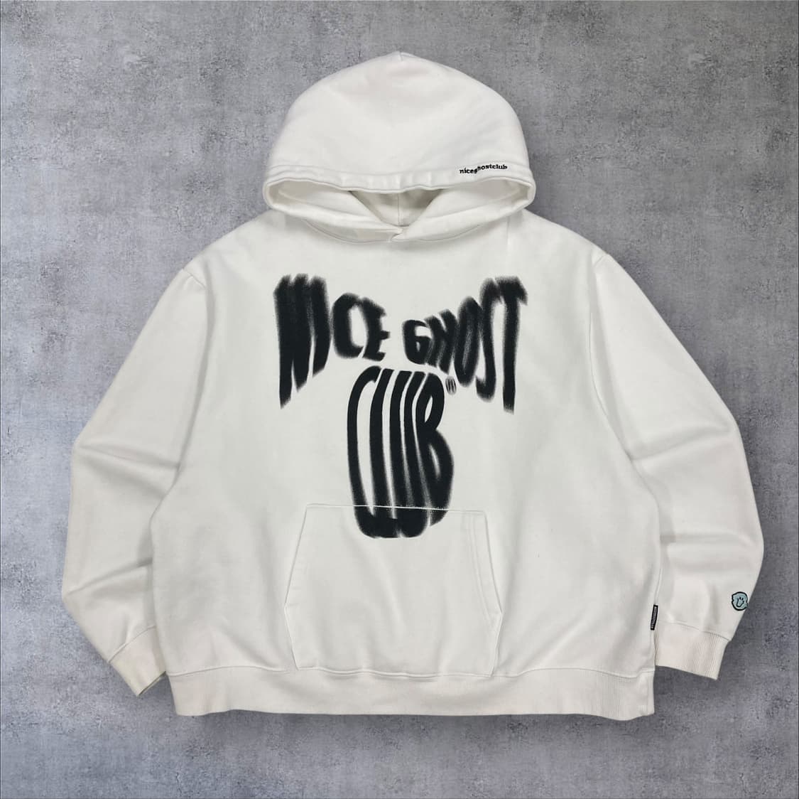 나이스 고스트 클럽 화이트 컬러 스펠아웃 빅로고 후드티 상품이미지1