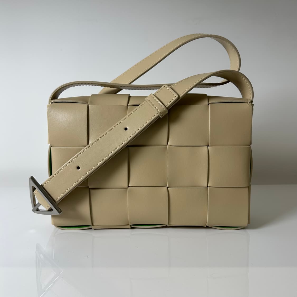 보테가 베네타 레더 카세트백 상품이미지1