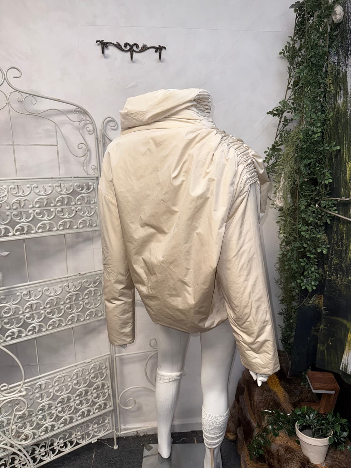 Ivory draped shirring two ways puffer 상품이미지4