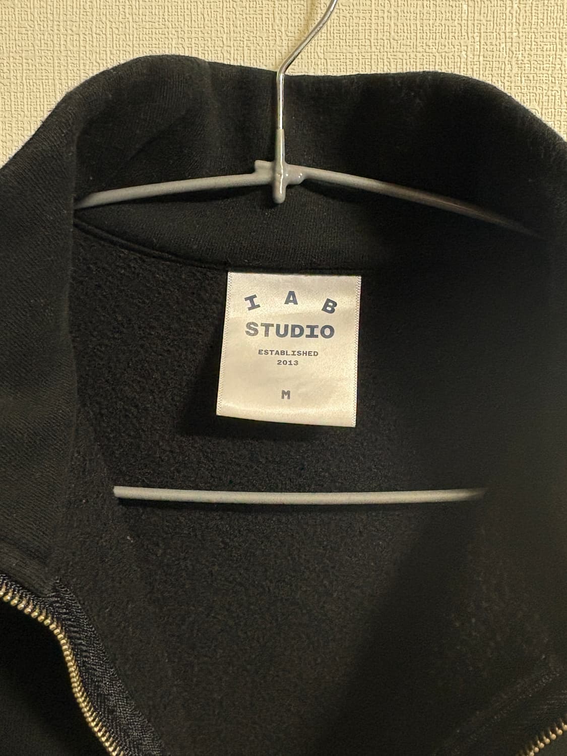 아이앱 스튜디오 하프 집업 블랙 화이트 상품이미지4