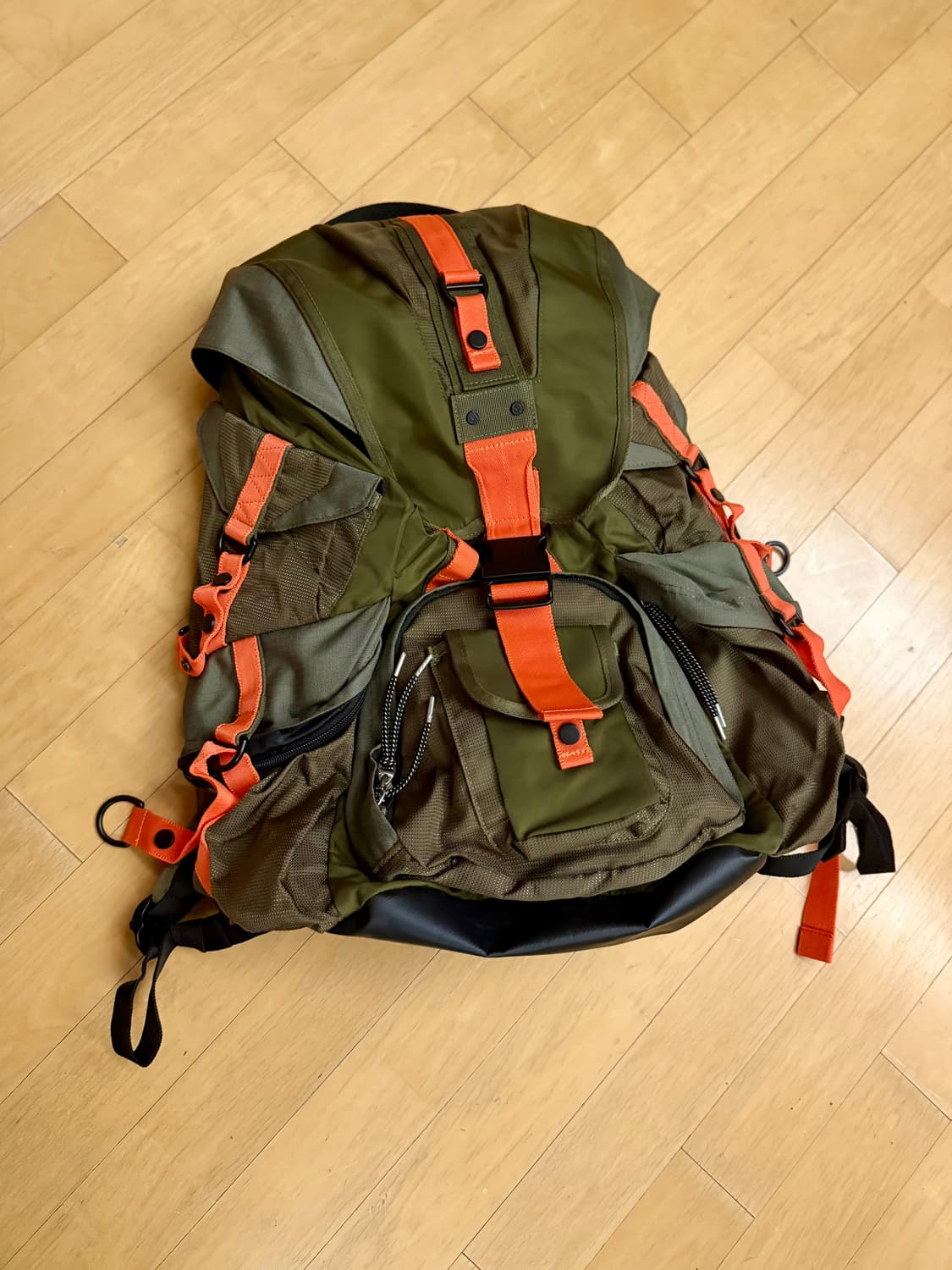 [앤더슨벨] 유니섹스 테크니컬 베를린 백팩 (카키) 상품이미지1