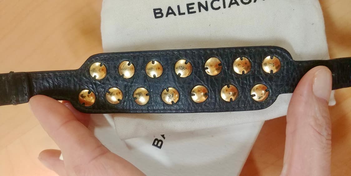 발렌시아가 Balenciaga 자이언트 커프 레더 팔찌 (네이비/골드) 상품이미지4