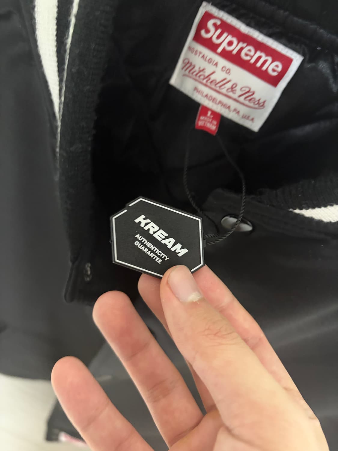 슈프림 미첼 & 네스 사틴 바시티 자켓 블랙 - 24FW 상품이미지4