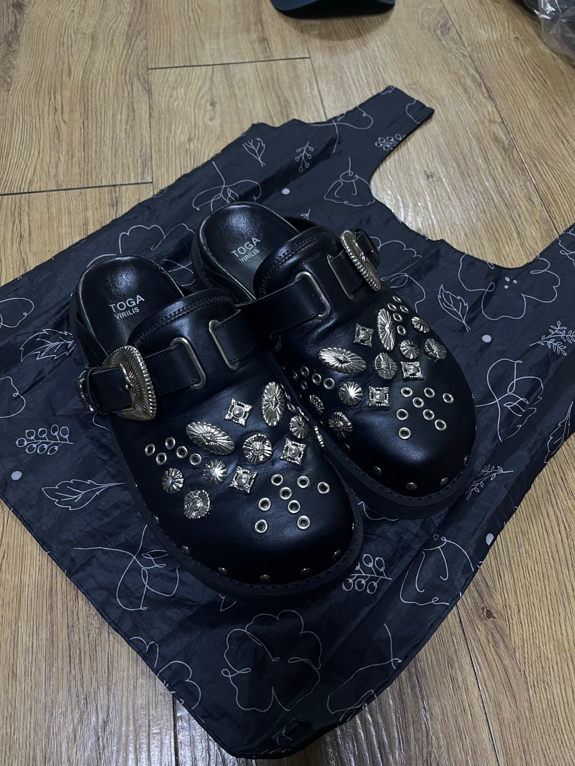 토가 비릴리스 스터드 레더 블로퍼 상품이미지1