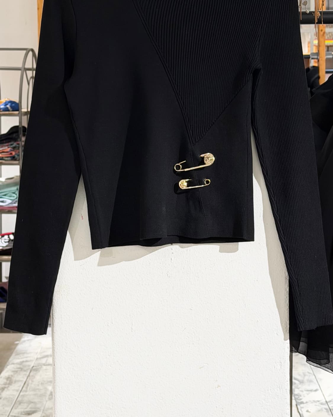 베르수스 베르사체 블랙 컷아웃 골드 세이프핀 장식 니트 상품이미지5