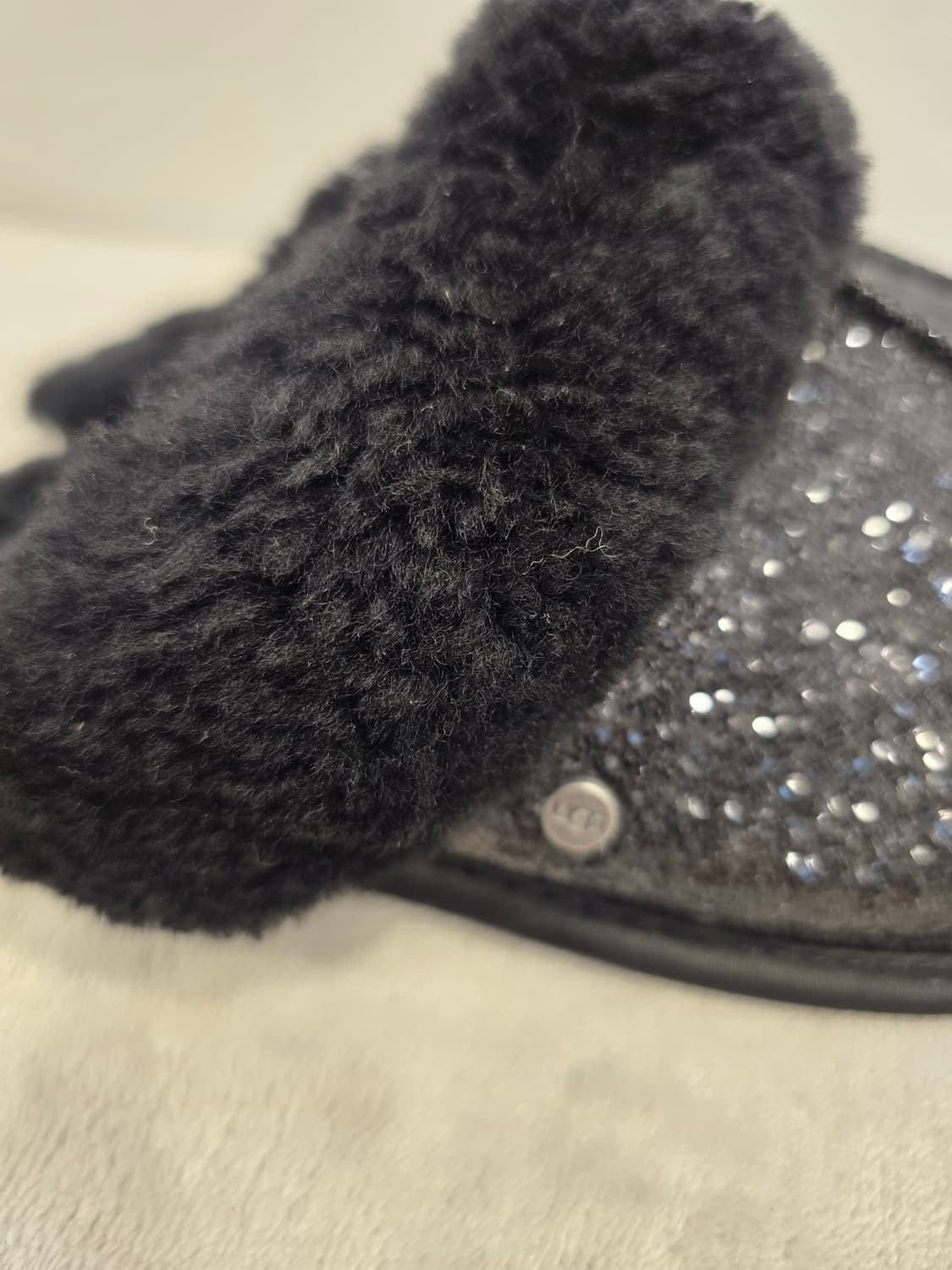 거의새거) UGG 어그 블랙 글리터 털 슬리퍼 240 상품이미지7