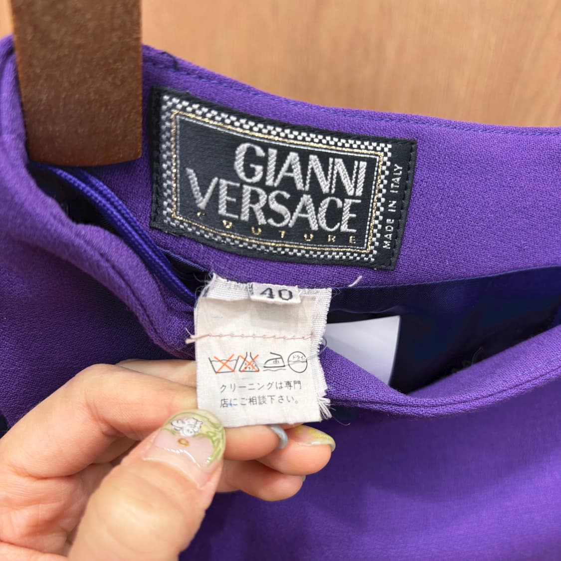 베르사체 미디 스커트 무지 백 슬릿 디테일 H라인 퍼플 상품이미지7