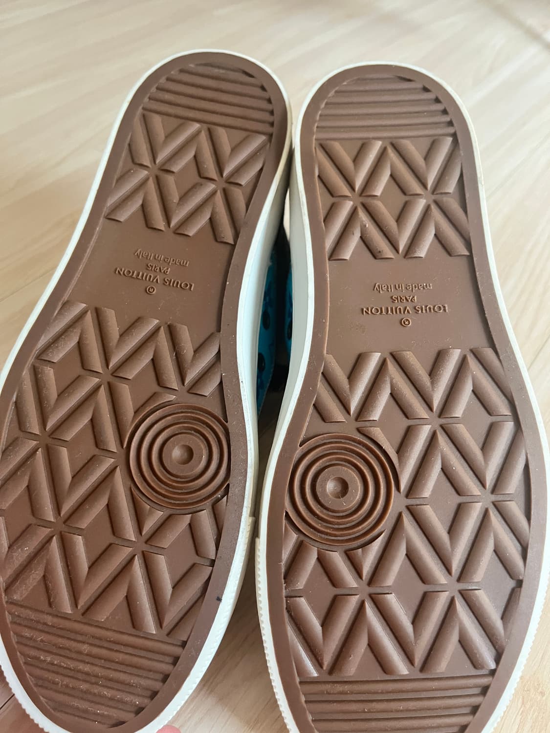 루이비통 하이탑 스니커즈 판매합니다 상품이미지2