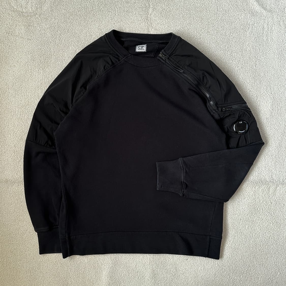 C.P. 컴퍼니 사이드 지퍼 맨투맨 상품이미지1