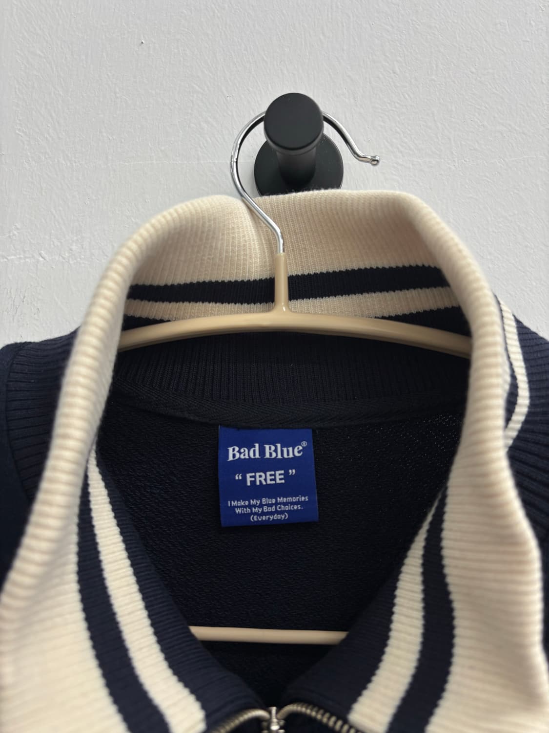 배드블루(BadBlue) 로고 배색 트랙 자켓 (네이비) 상품이미지3