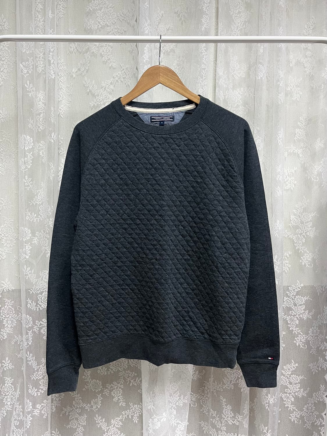 M) 타미힐피거 빈티지핏 퀼팅 맨투맨 차콜 상품이미지1