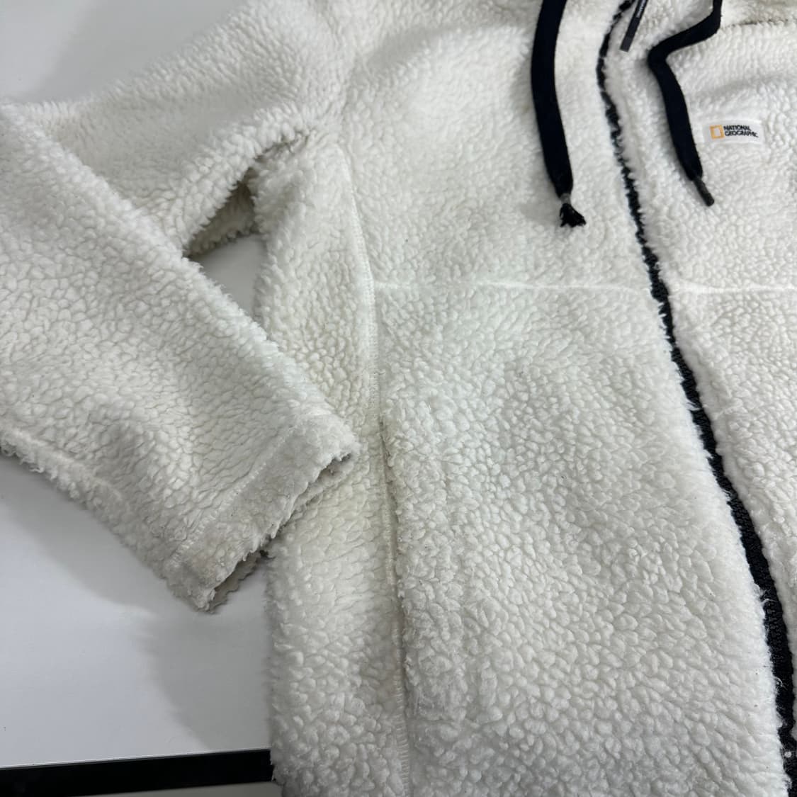 S 내셔널지오그래픽 화이트 완장 뽀글이 후리스 후드집업 상품이미지3