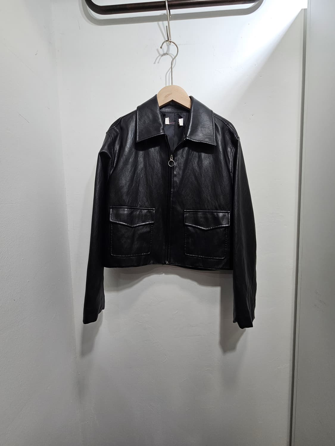 블랙 에코 가죽 세미크롭 자켓  상품이미지1