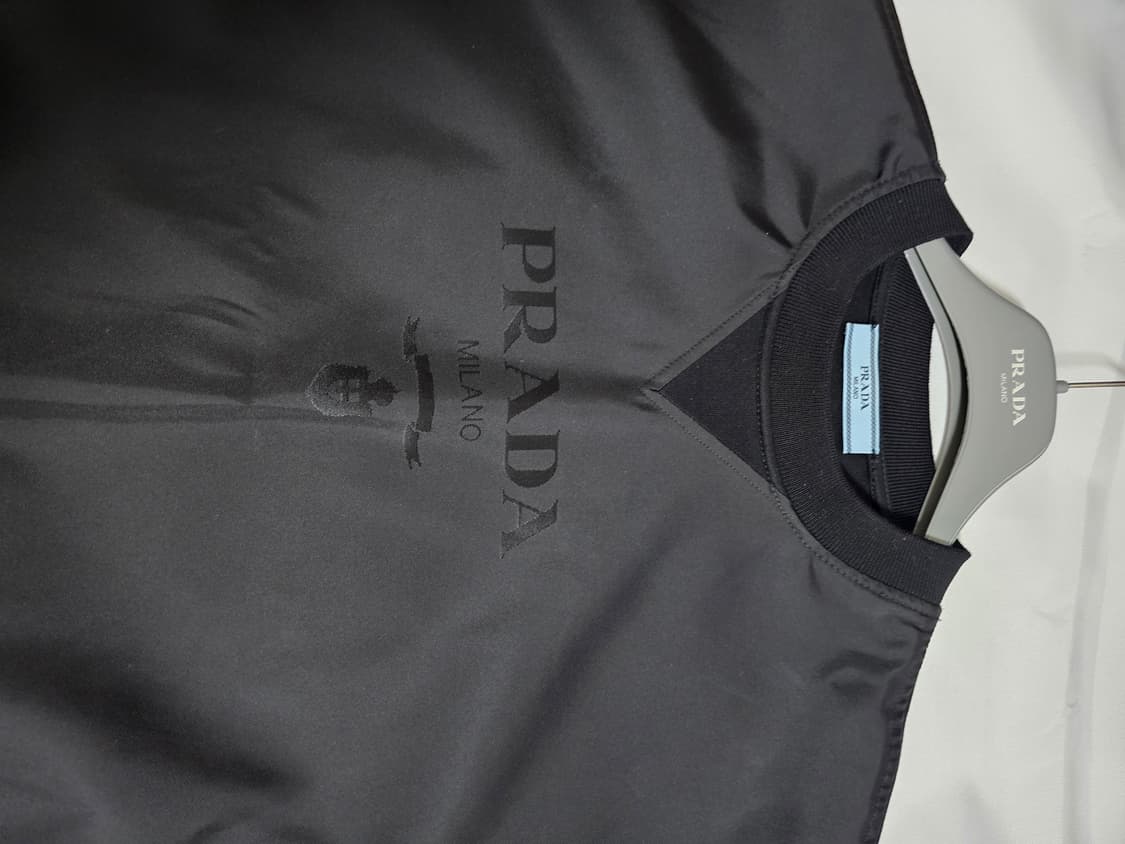 프라다 나일론 맨투맨팝니다 상품이미지2