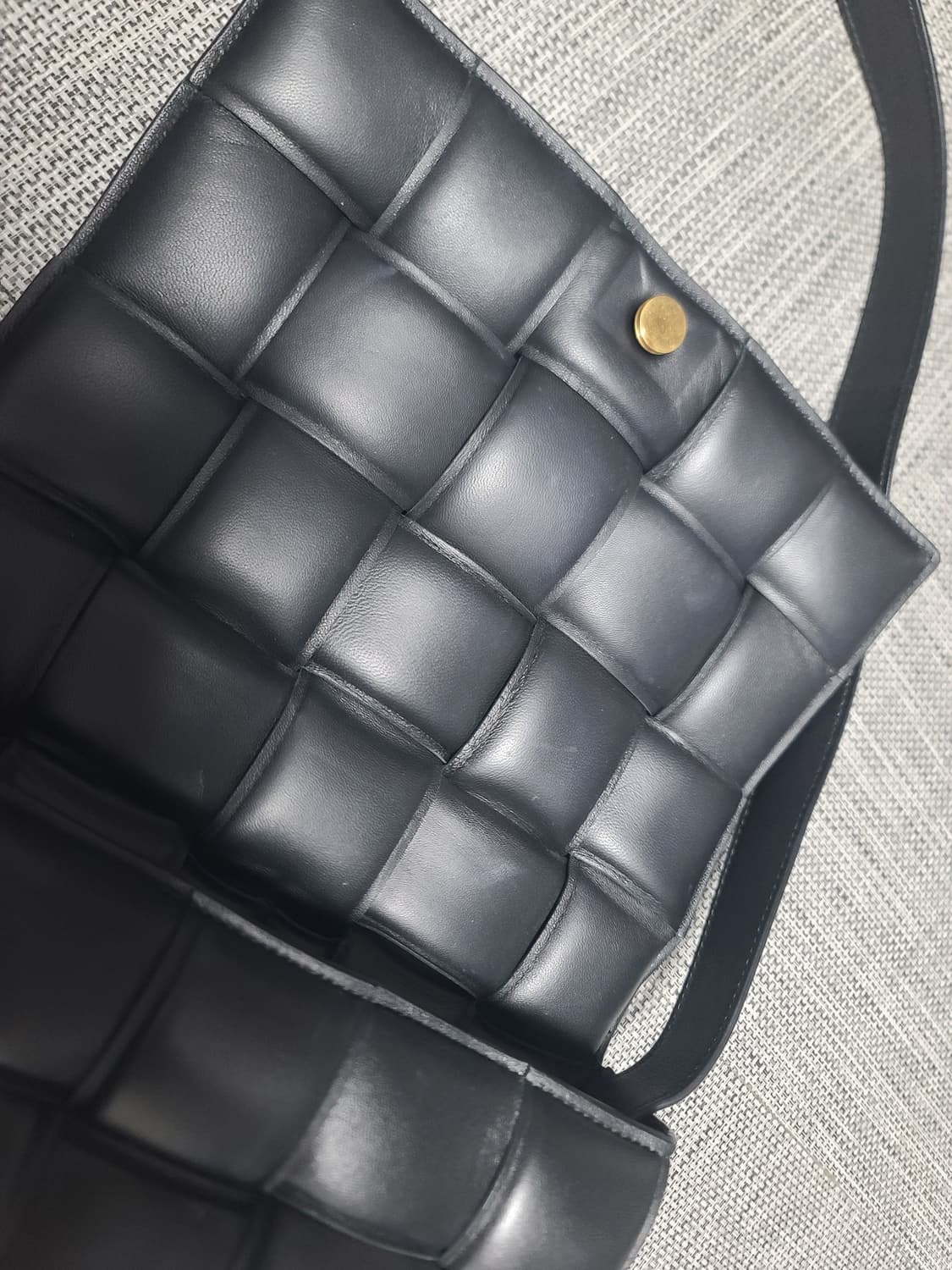 보테가베네타 패딩 레더 카세트백 블랙 금장 크로스백 상품이미지4