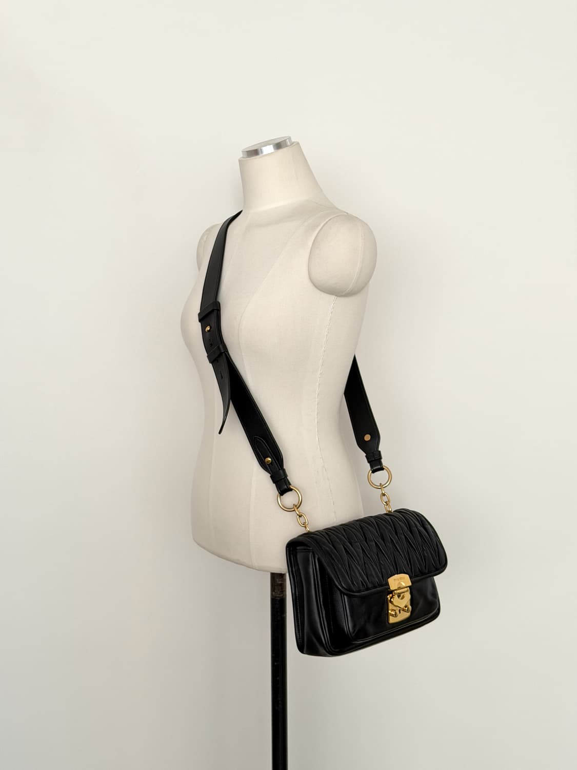 미우미우 파티나 마테라쎄 나파 크로스백 상품이미지2