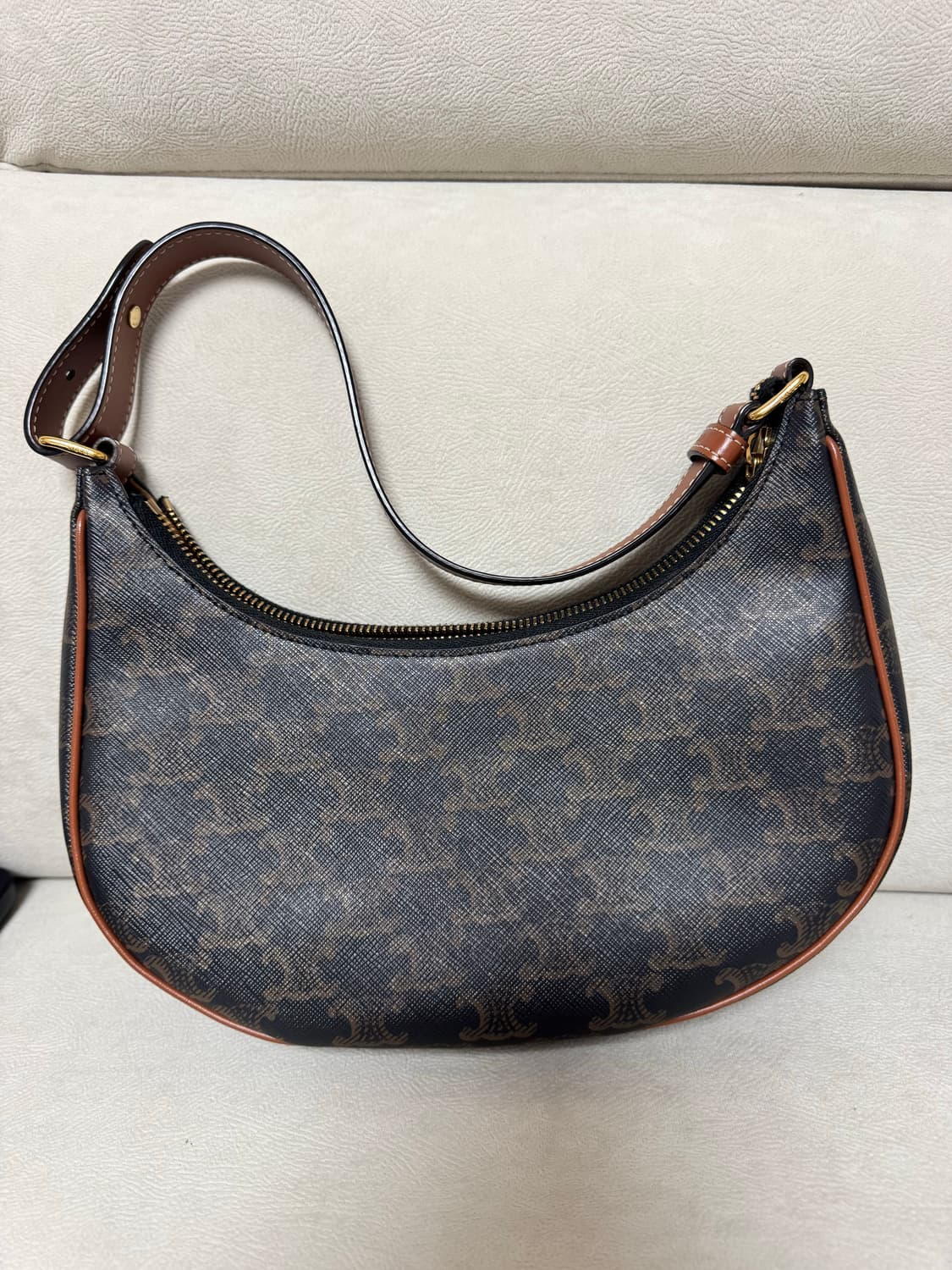 셀린느 트리옹프 미디움 아바백 탄 상품이미지2